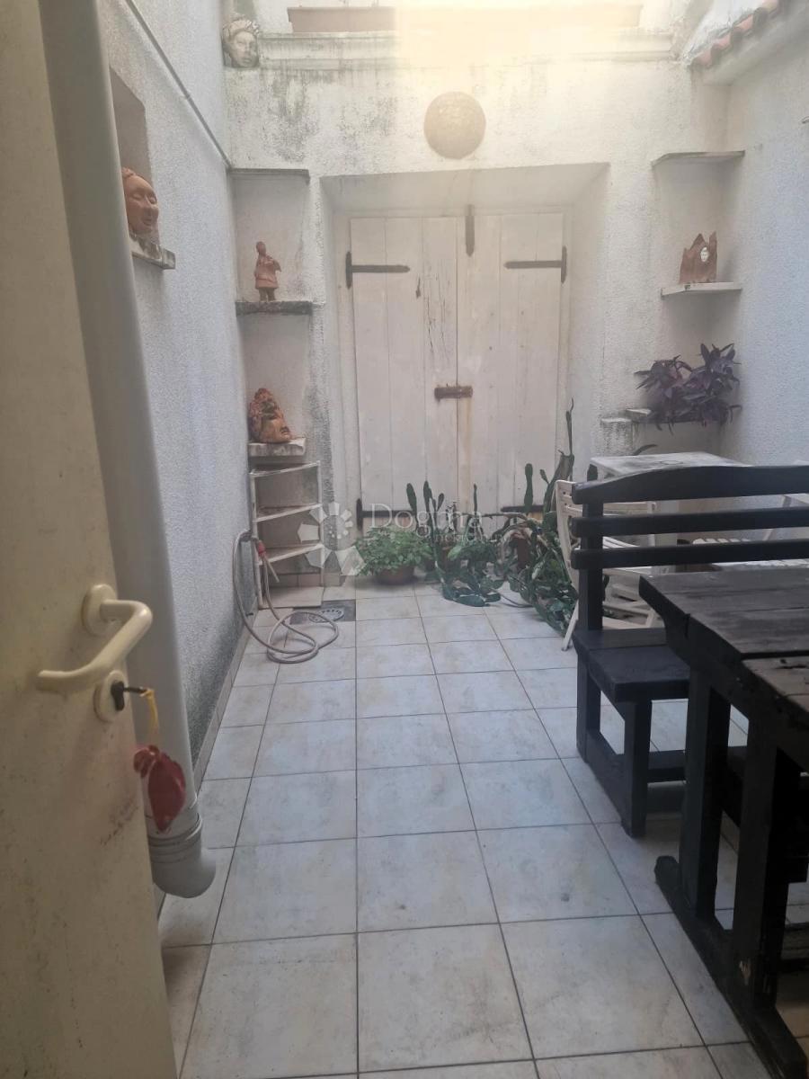 Casa affascinante nel centro di Pag con cortile