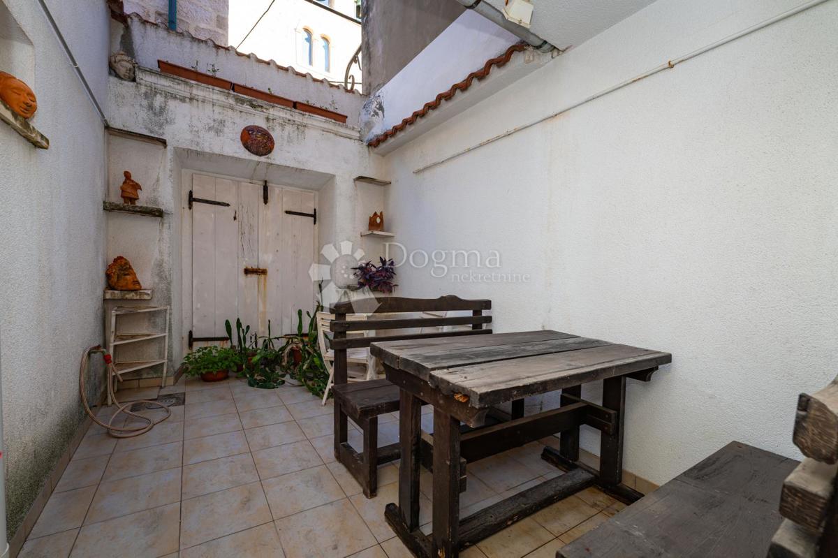 Casa affascinante nel centro di Pag con cortile