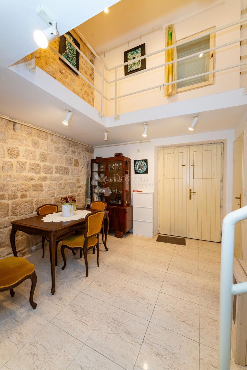 Casa affascinante nel centro di Pag con cortile