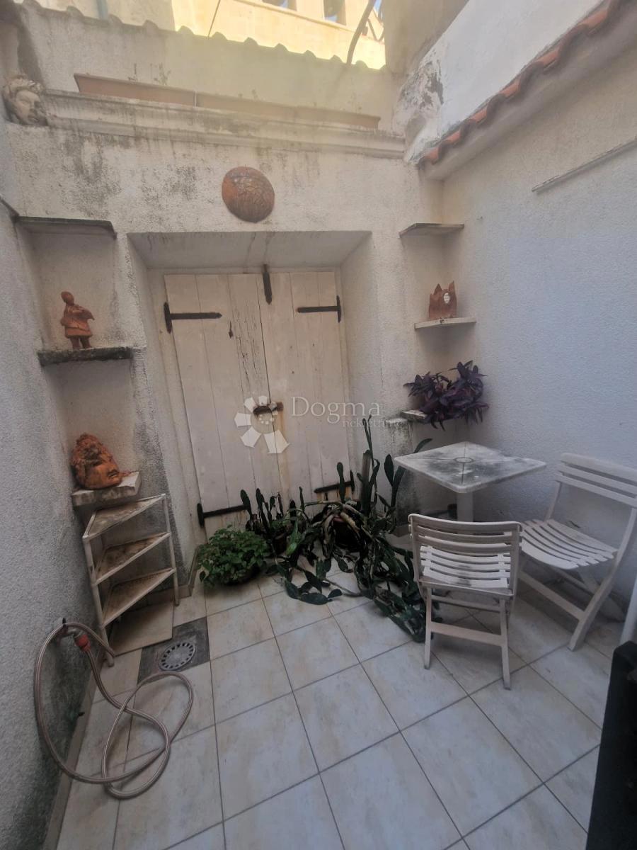 Casa affascinante nel centro di Pag con cortile