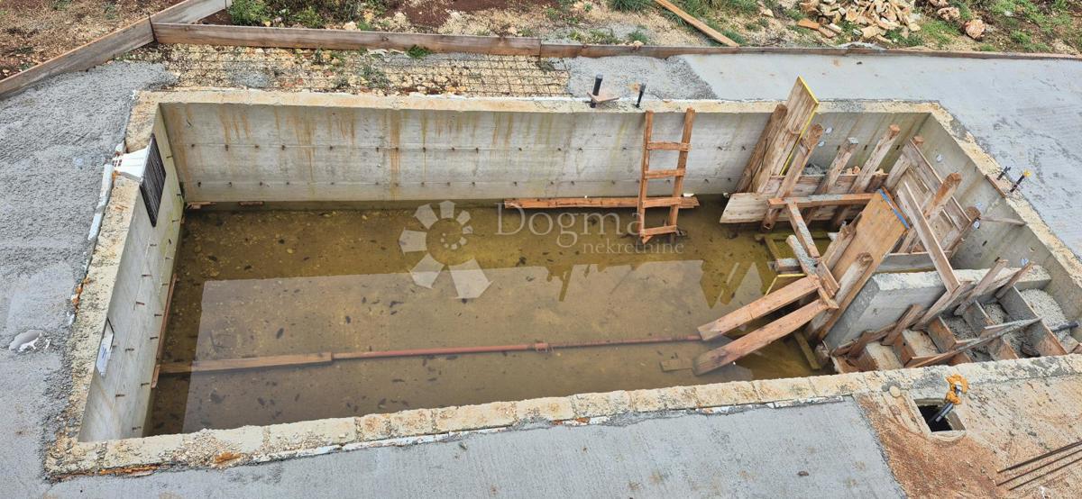 Una casa con piscina nella fase roch bau vicino a Barban