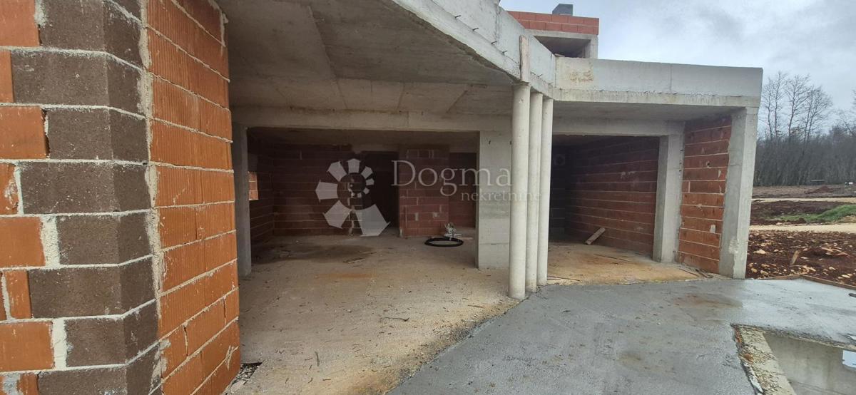 Una casa con piscina nella fase roch bau vicino a Barban