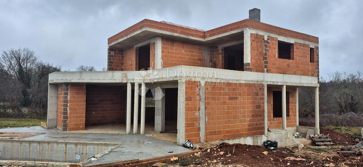 Una casa con piscina nella fase roch bau vicino a Barban