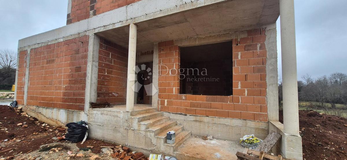 Una casa con piscina nella fase roch bau vicino a Barban