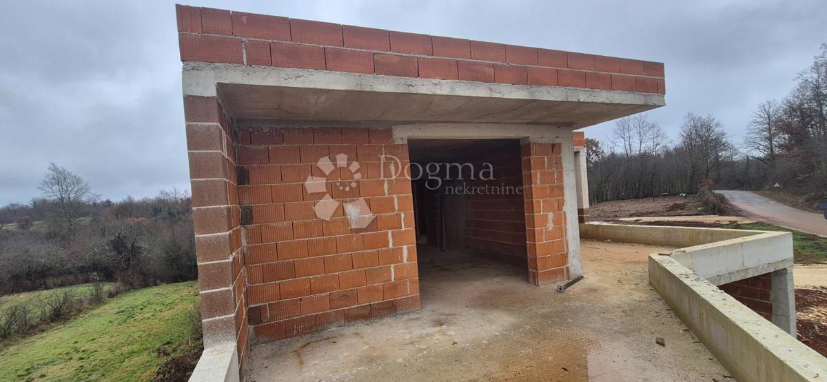 Una casa con piscina nella fase roch bau vicino a Barban