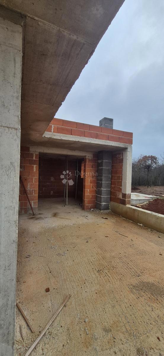 Una casa con piscina nella fase roch bau vicino a Barban