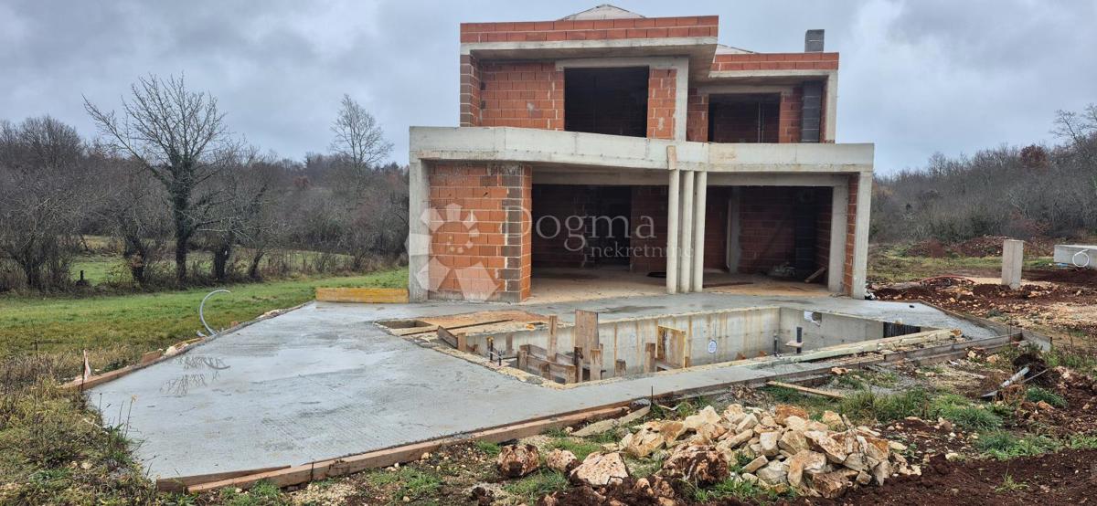 Una casa con piscina nella fase roch bau vicino a Barban