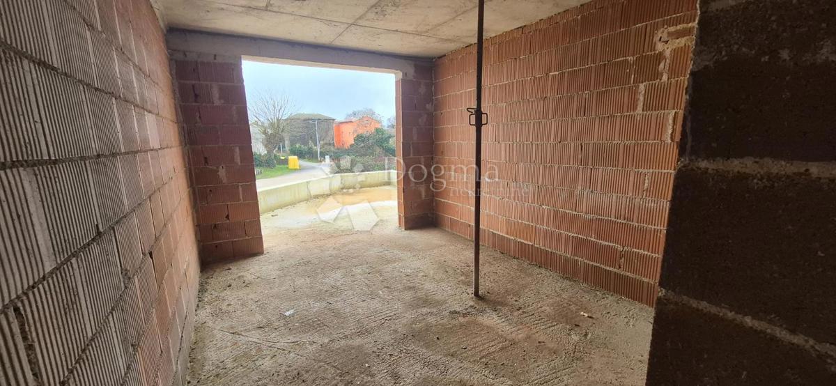 Una casa con piscina nella fase roch bau vicino a Barban