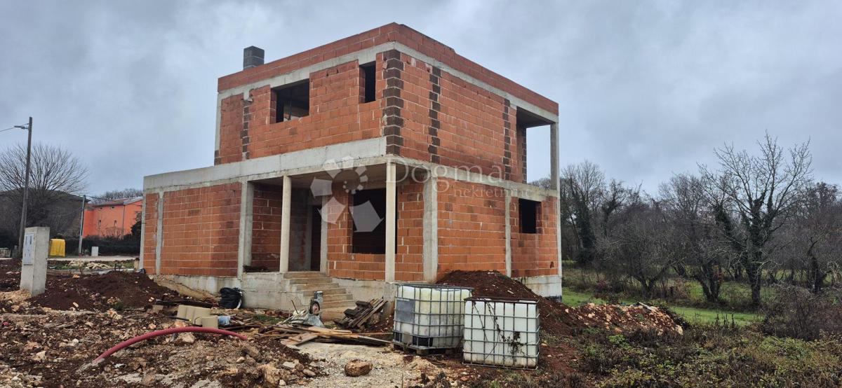 Una casa con piscina nella fase roch bau vicino a Barban