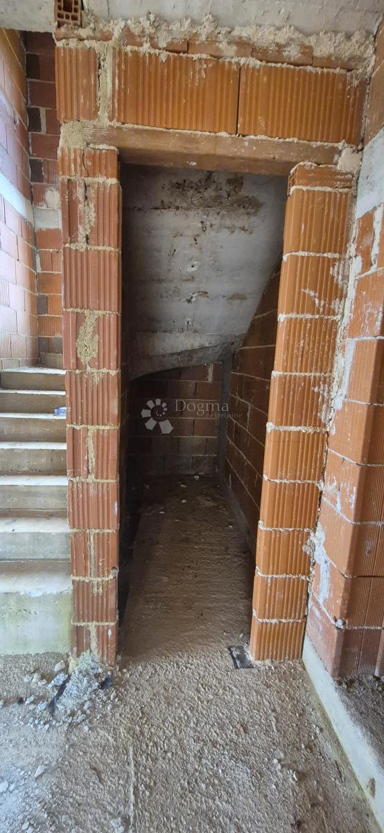 Una casa con piscina nella fase roch bau vicino a Barban