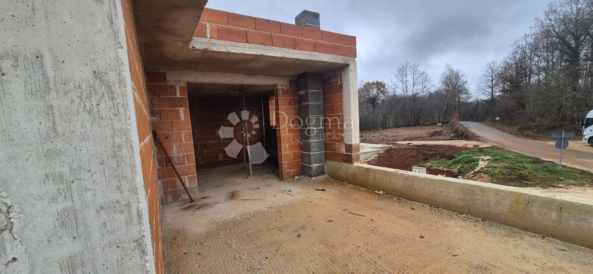 Una casa con piscina nella fase roch bau vicino a Barban