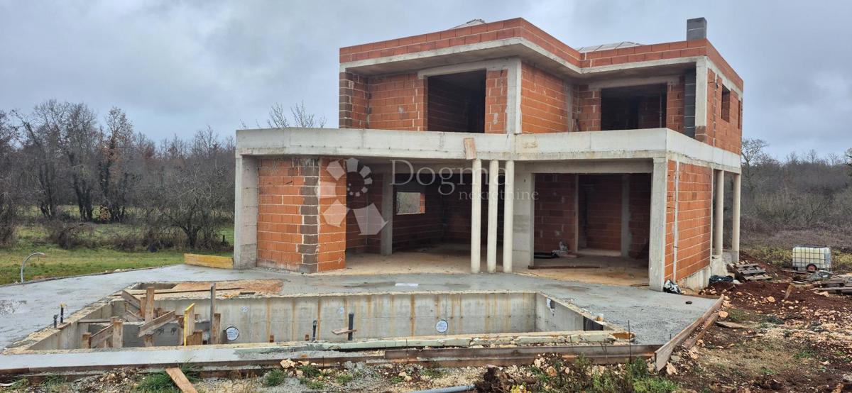 Una casa con piscina nella fase roch bau vicino a Barban