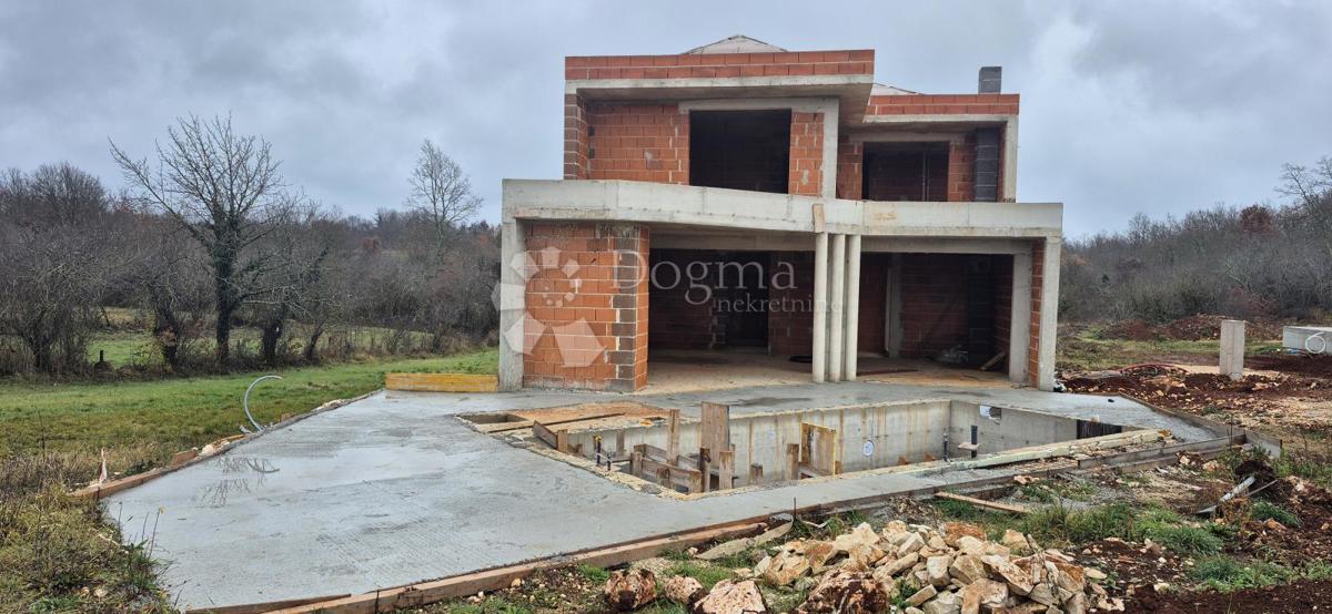 Una casa con piscina nella fase roch bau vicino a Barban