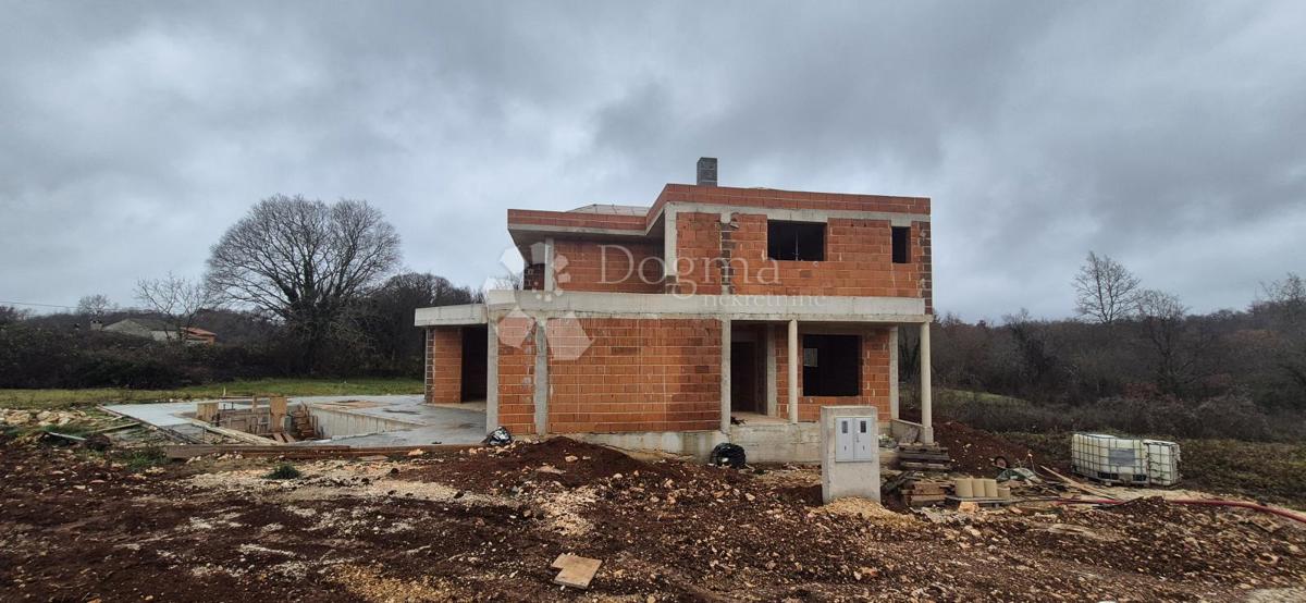 Una casa con piscina nella fase roch bau vicino a Barban