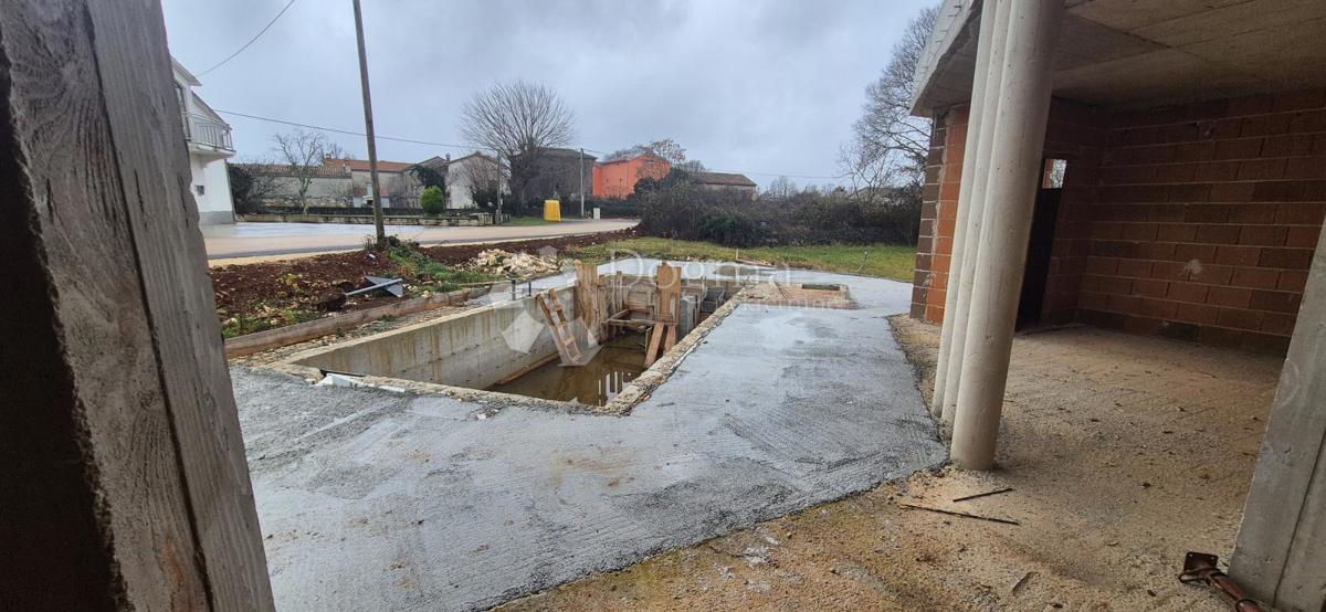 Una casa con piscina nella fase roch bau vicino a Barban