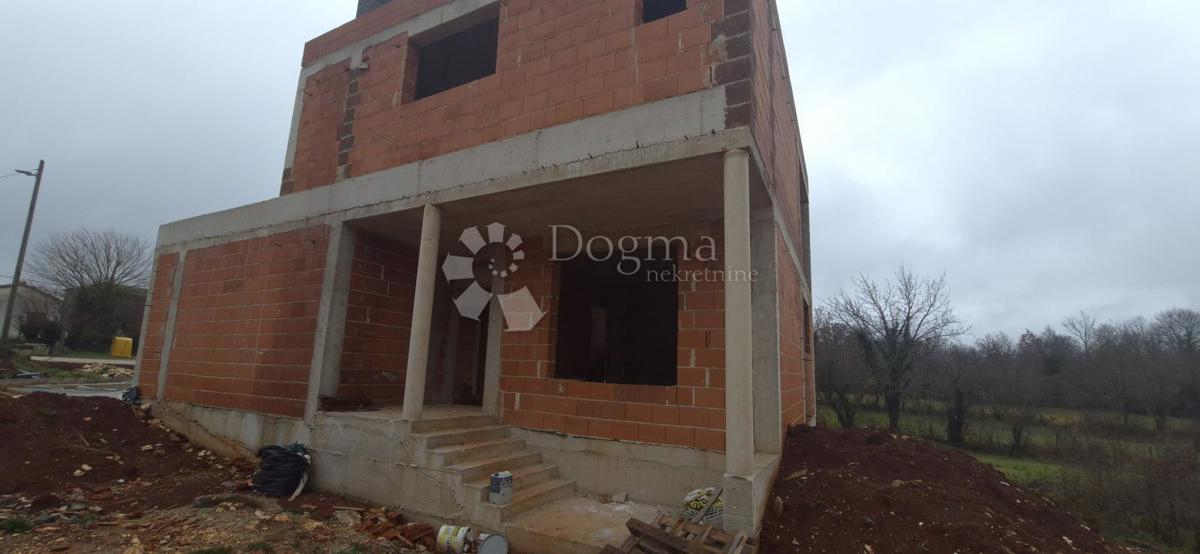 Una casa con piscina nella fase roch bau vicino a Barban