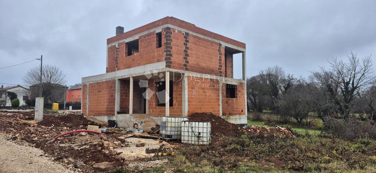 Una casa con piscina nella fase roch bau vicino a Barban