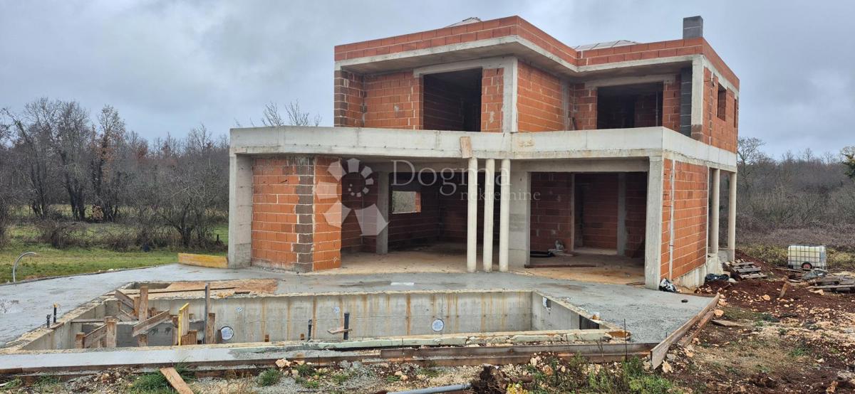 Una casa con piscina nella fase roch bau vicino a Barban