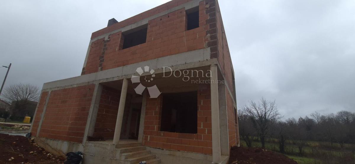 Una casa con piscina nella fase roch bau vicino a Barban