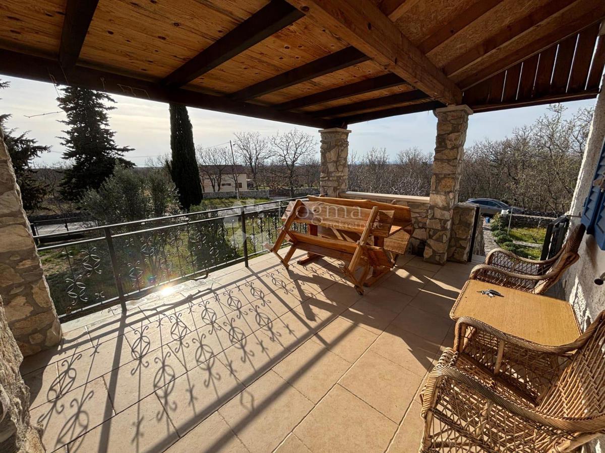 Appartamento in Casa in Pietra con Ampia Terrazza e Cortile