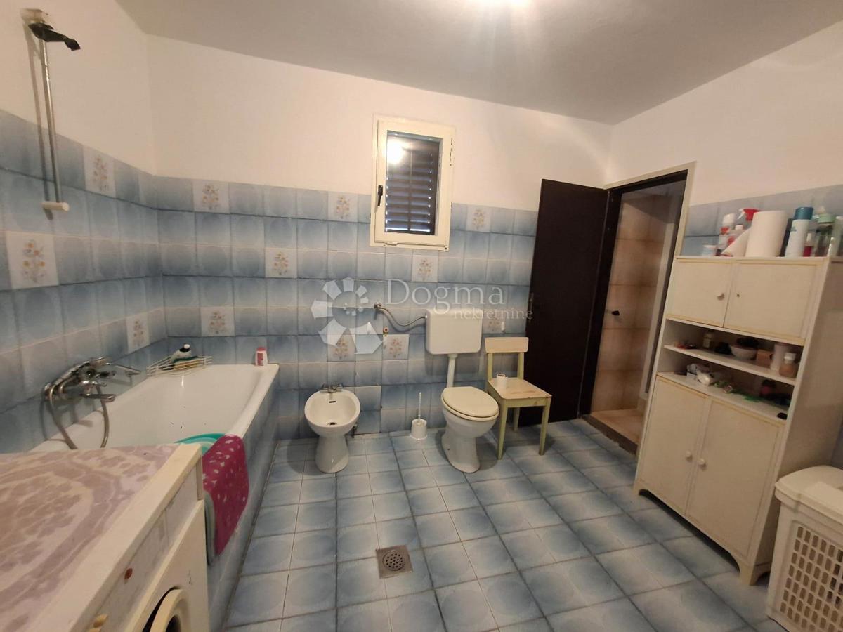 PARENZO (dintorni) - Casa istriana con due unità abitative