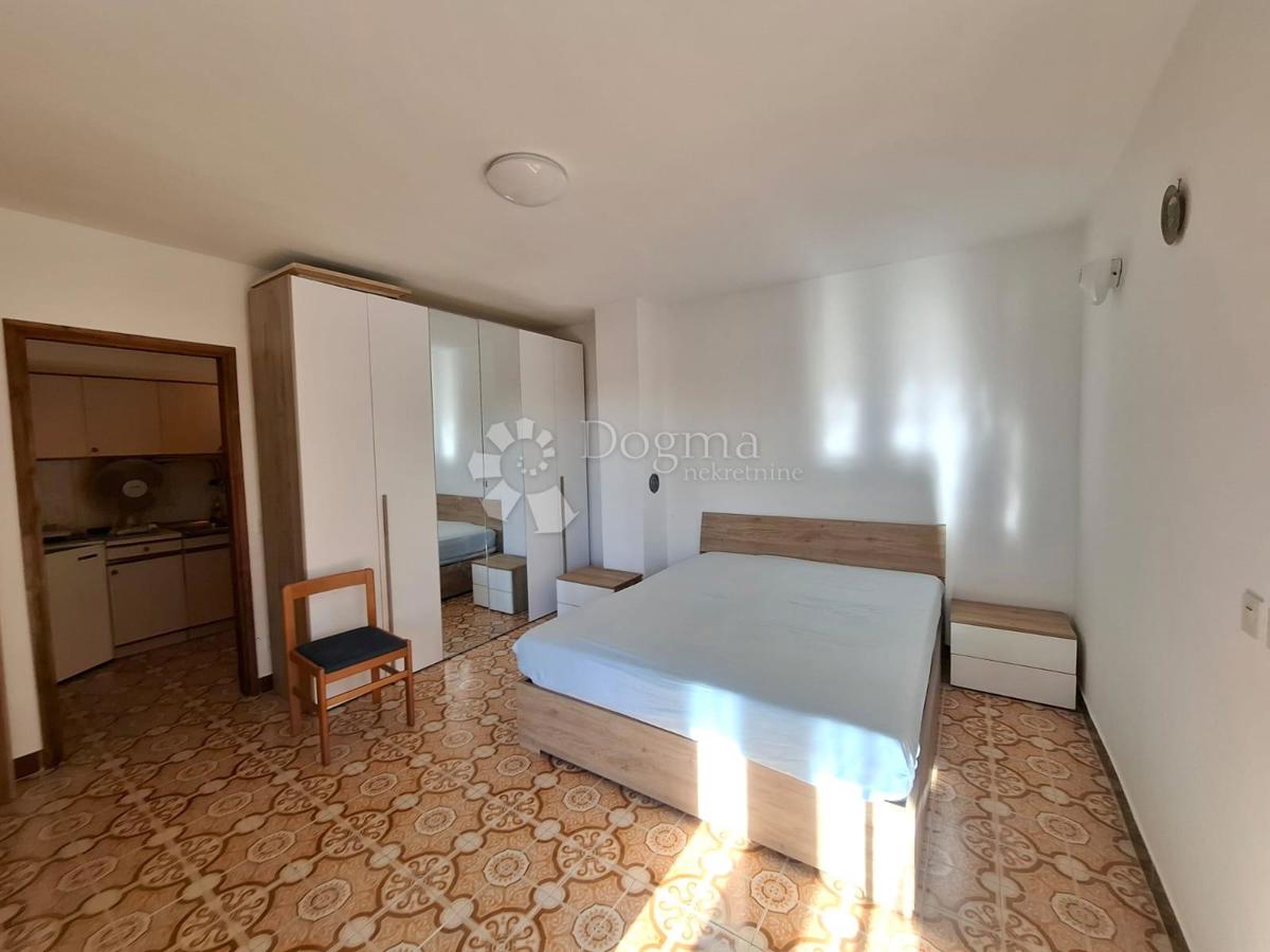 PARENZO (dintorni) - Casa istriana con due unità abitative