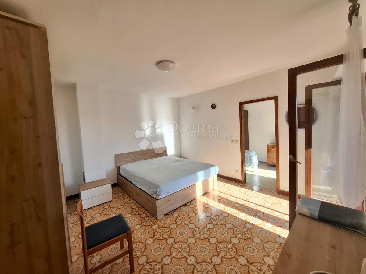 PARENZO (dintorni) - Casa istriana con due unità abitative