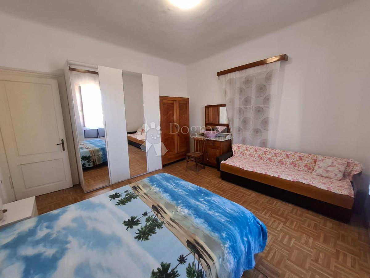 PARENZO (dintorni) - Casa istriana con due unità abitative