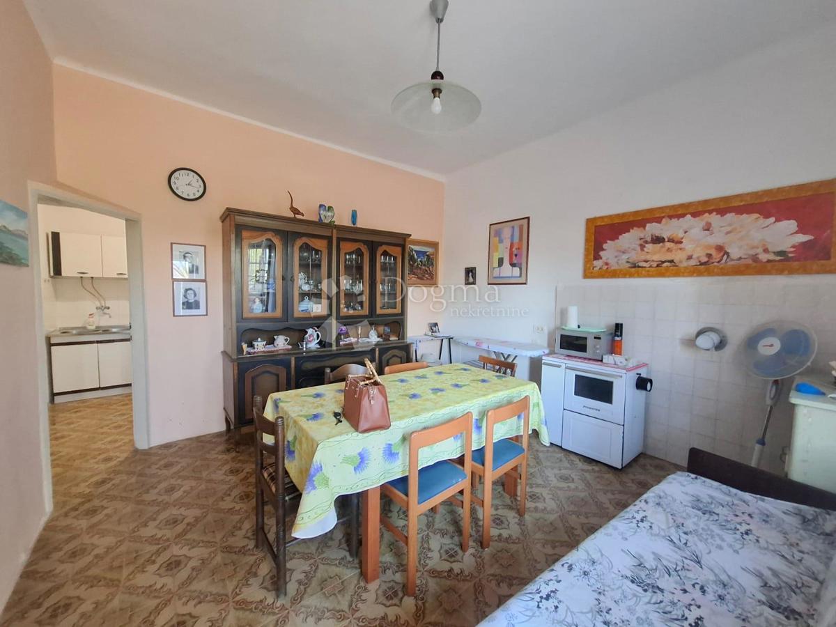 PARENZO (dintorni) - Casa istriana con due unità abitative