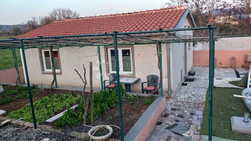 Casa a un piano con piscina in un tranquillo sobborgo di Rovigno