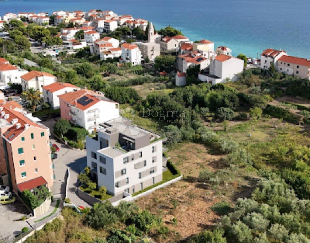 S2 – Ampio appartamento con tre camere da letto e giardino a Stobreč, a soli 300 m dal mare