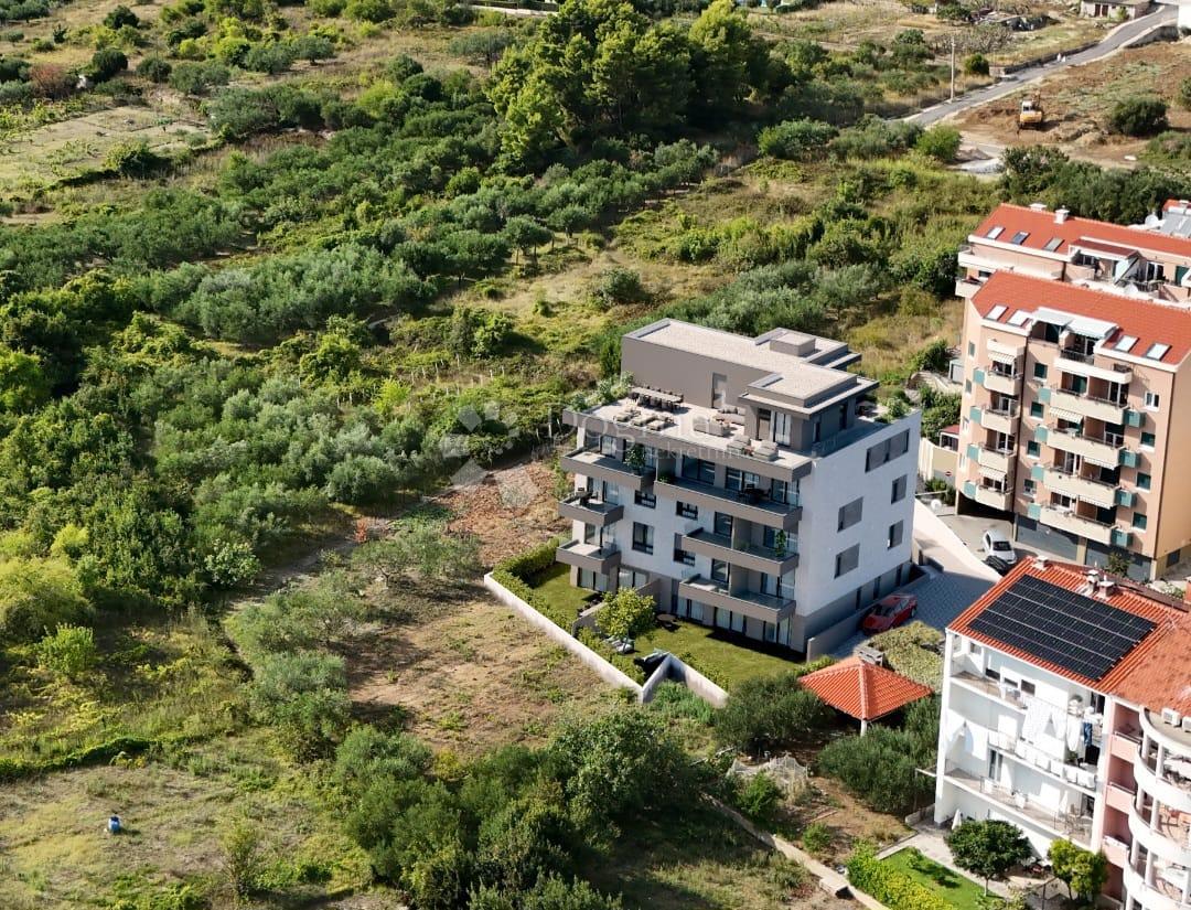 S2 – Ampio appartamento con tre camere da letto e giardino a Stobreč, a soli 300 m dal mare