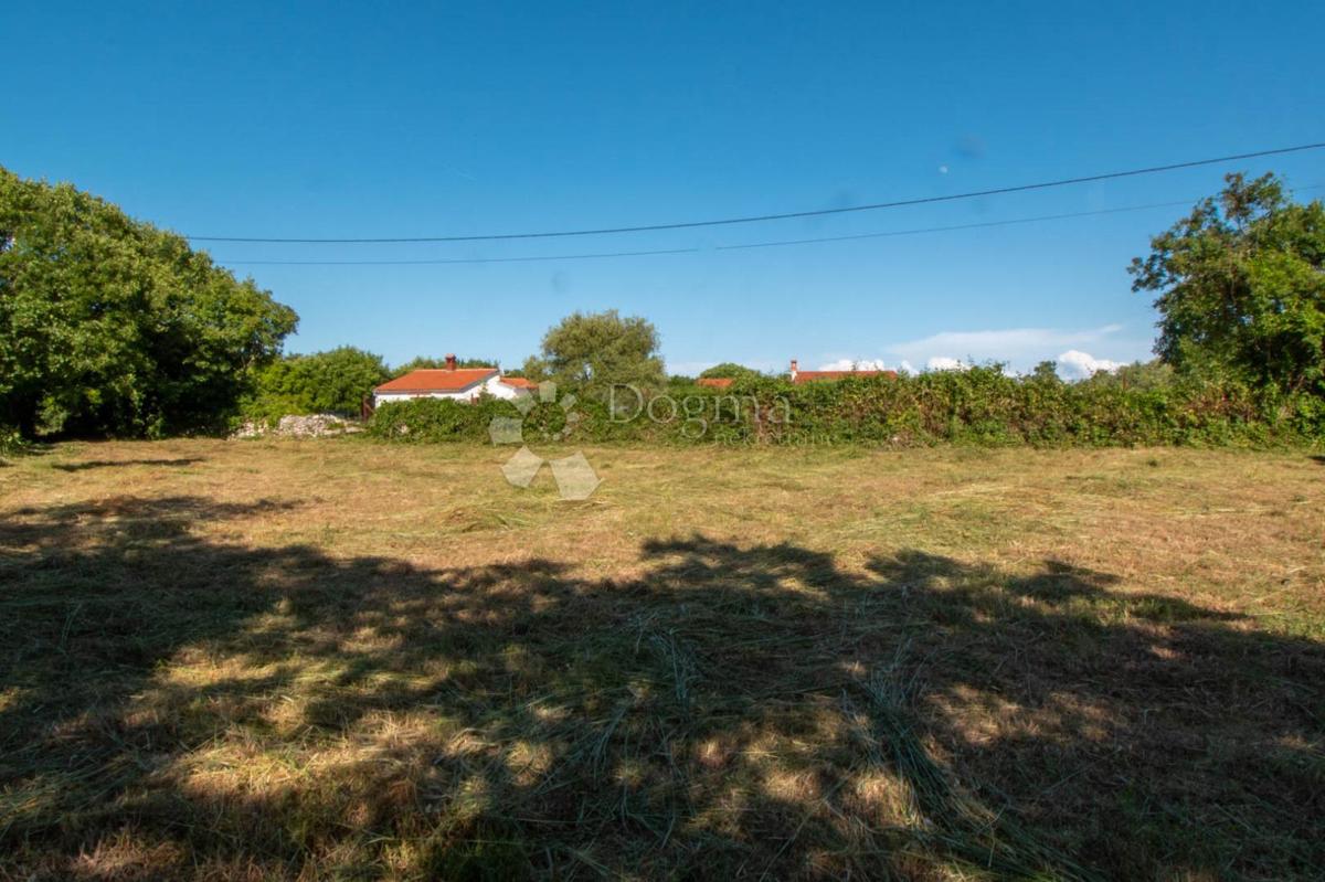 Terreno edificabile in un villaggio tranquillo - Comune di Marčana