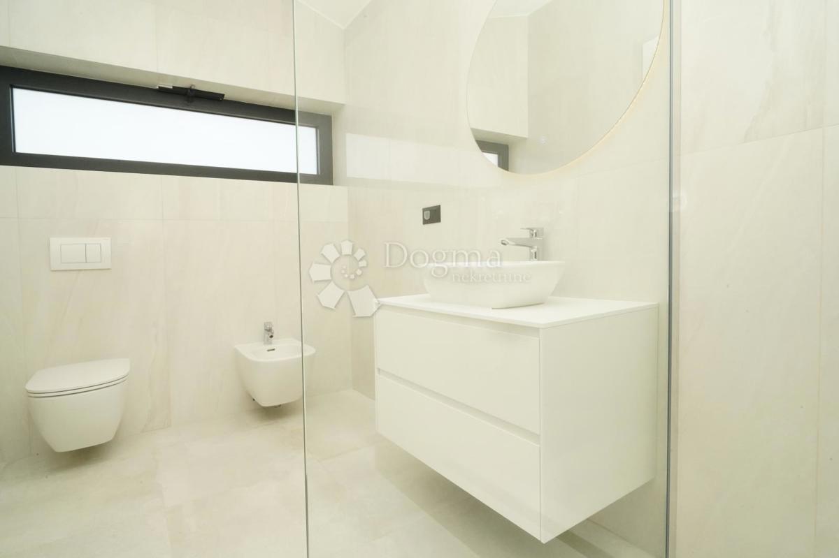 BELLA VILLA MODERNA NEI DINTORNI DI PARENZO