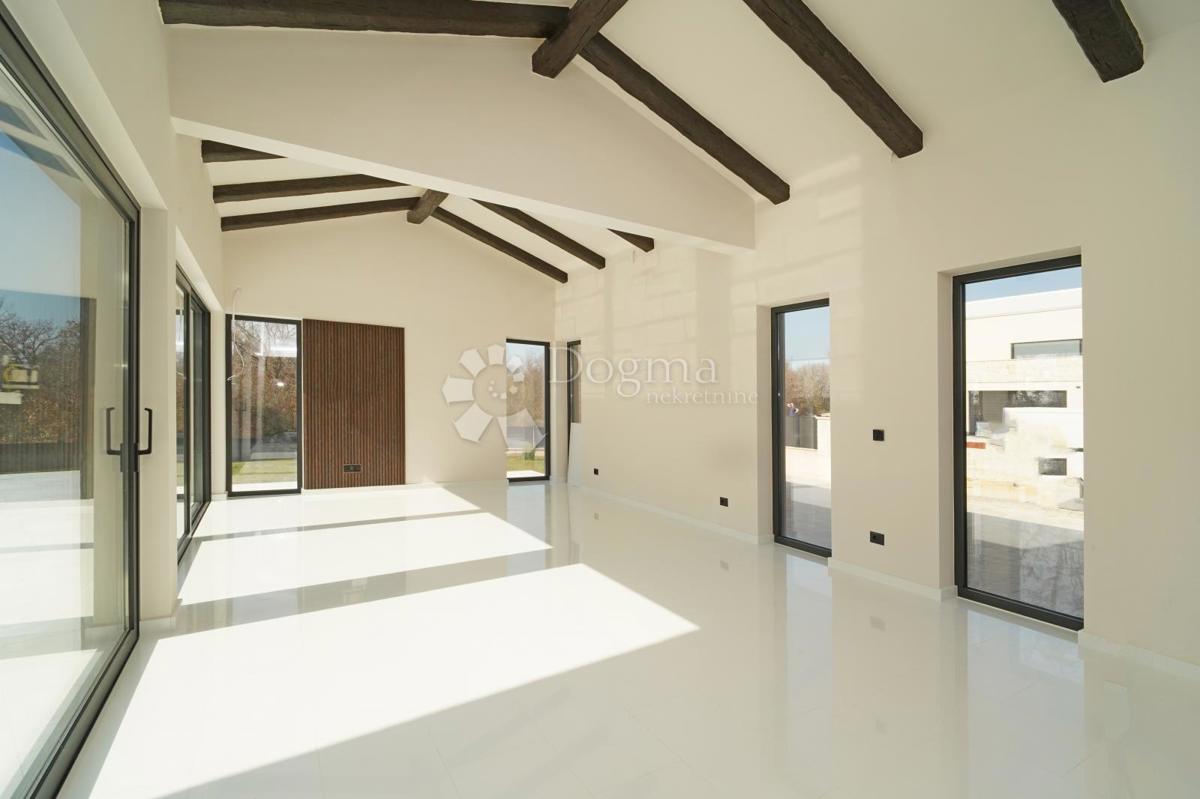 BELLA VILLA MODERNA NEI DINTORNI DI PARENZO