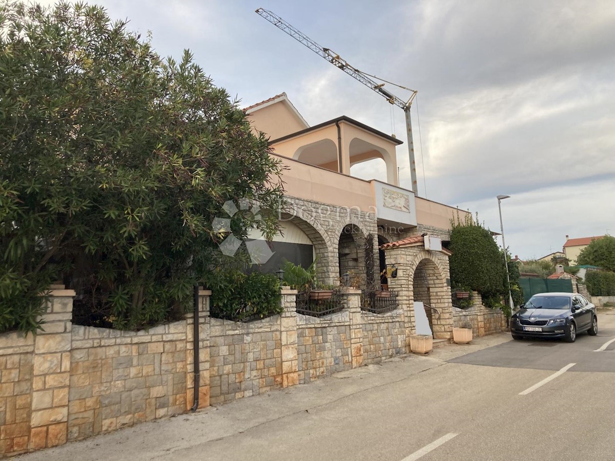 CASA CON RISTORAZIONE - OPPORTUNITÀ PER INVESTIMENTO!
