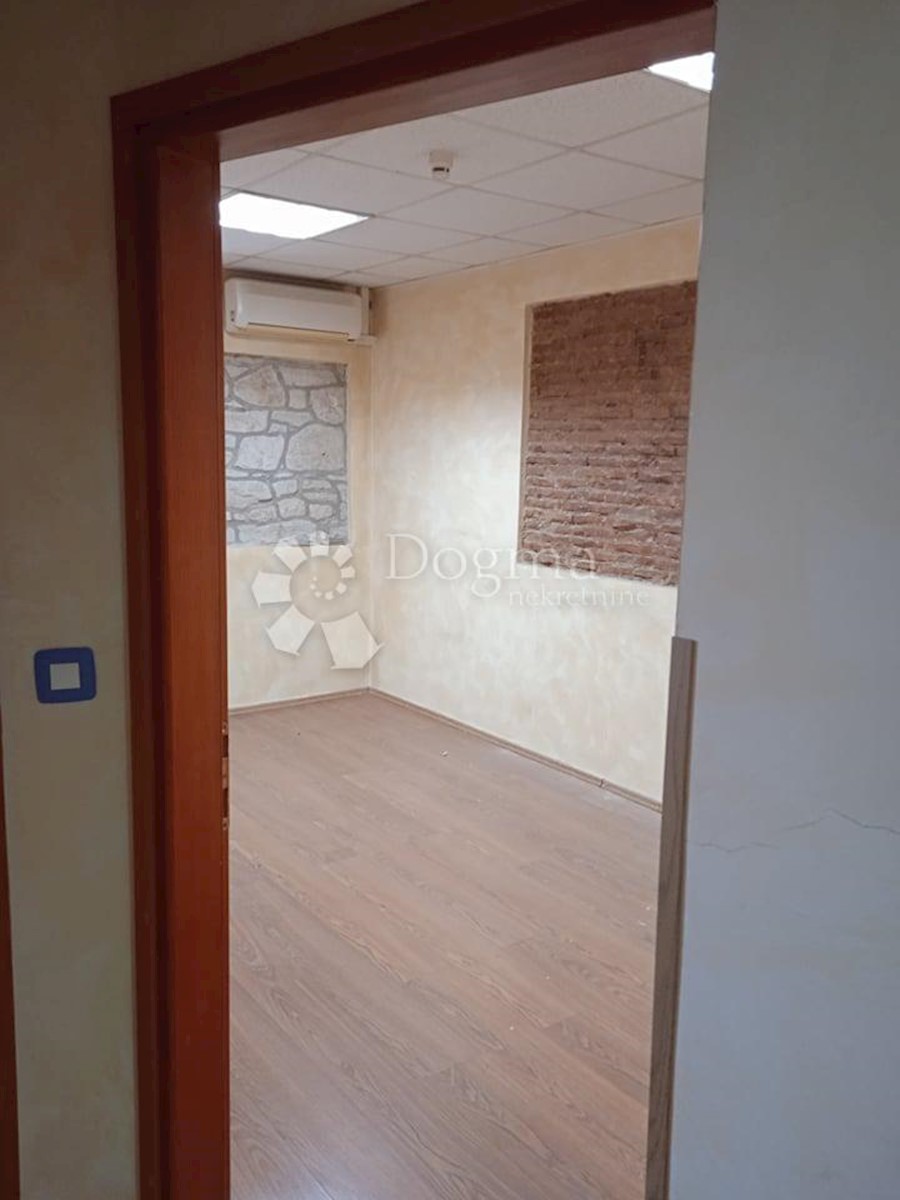 Locale commerciale Centar, Pula, 77,86m2