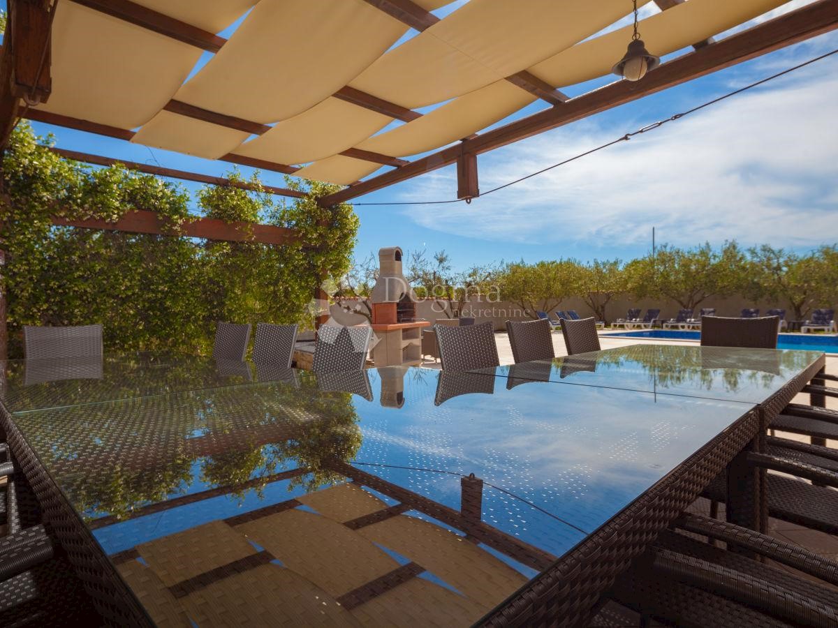 CASA PER 20 PERSONE, PISCINA, SALA, POSIZIONE TOP!