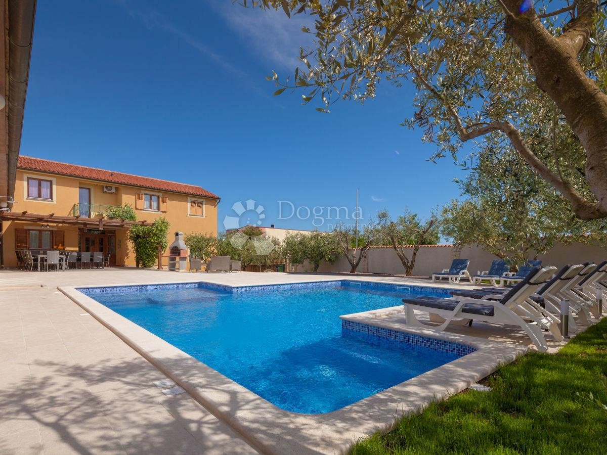 CASA PER 20 PERSONE, PISCINA, SALA, POSIZIONE TOP!