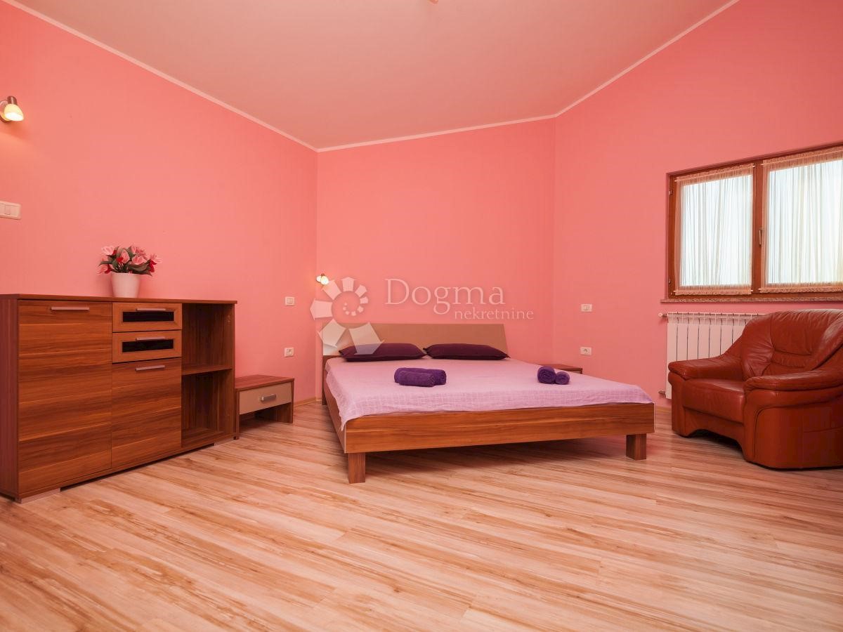CASA PER 20 PERSONE, PISCINA, SALA, POSIZIONE TOP!