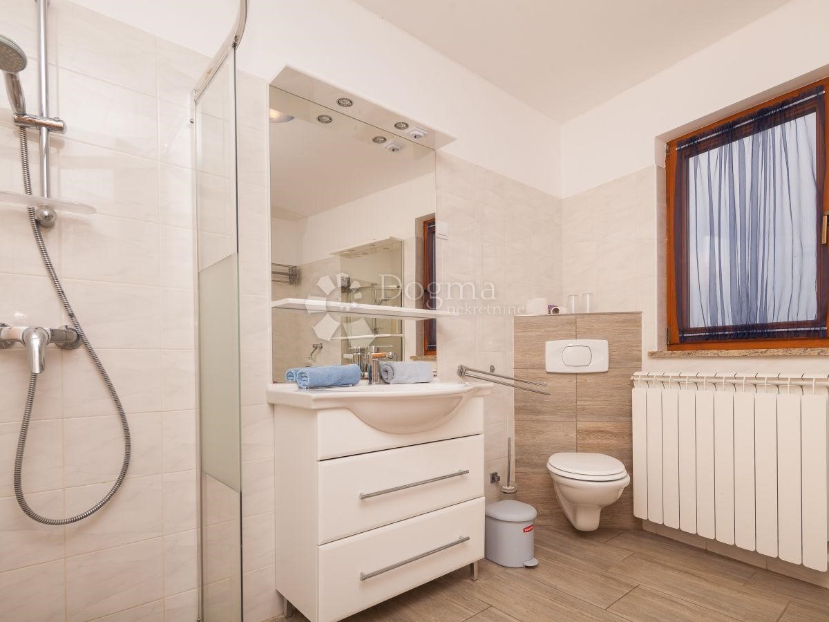 CASA PER 20 PERSONE, PISCINA, SALA, POSIZIONE TOP!