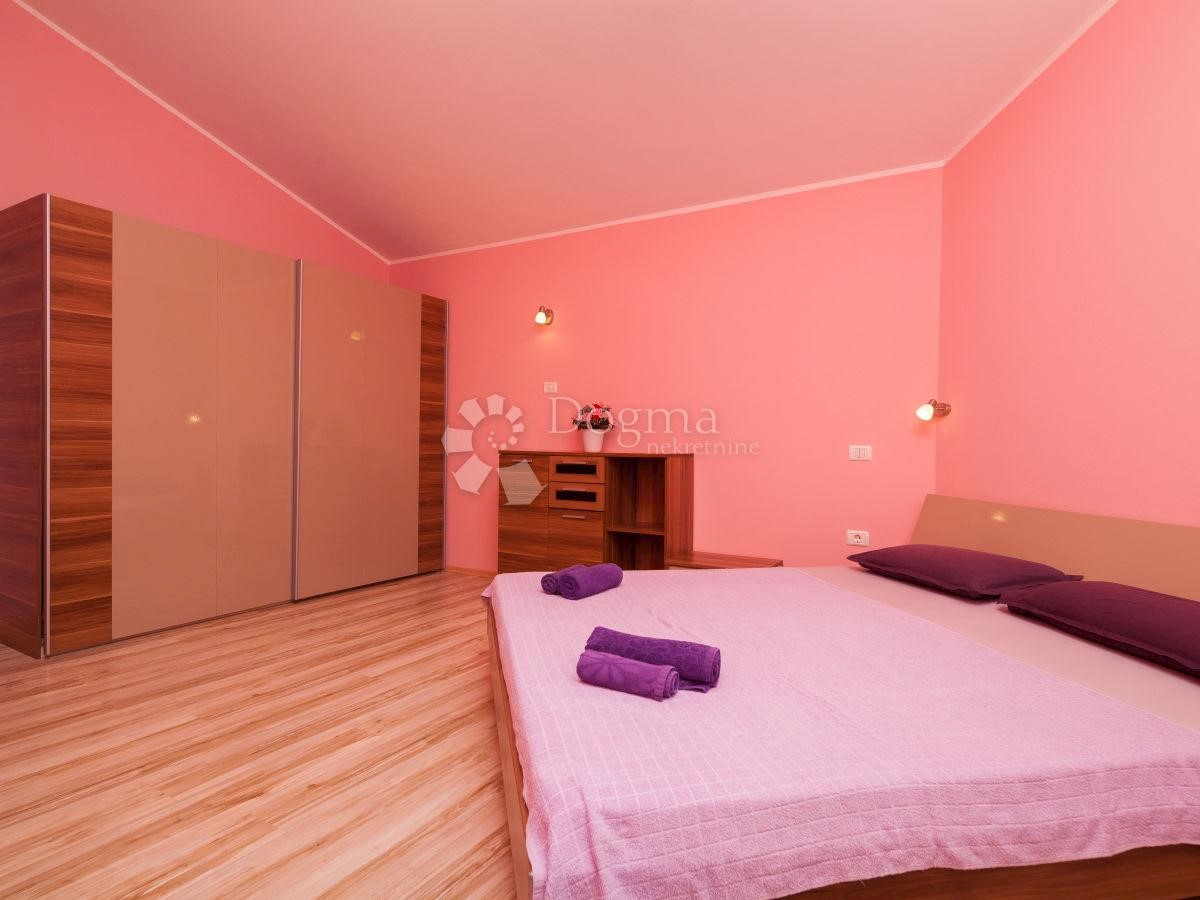 CASA PER 20 PERSONE, PISCINA, SALA, POSIZIONE TOP!
