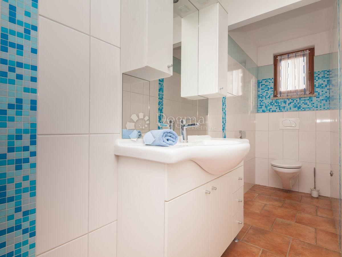 CASA PER 20 PERSONE, PISCINA, SALA, POSIZIONE TOP!