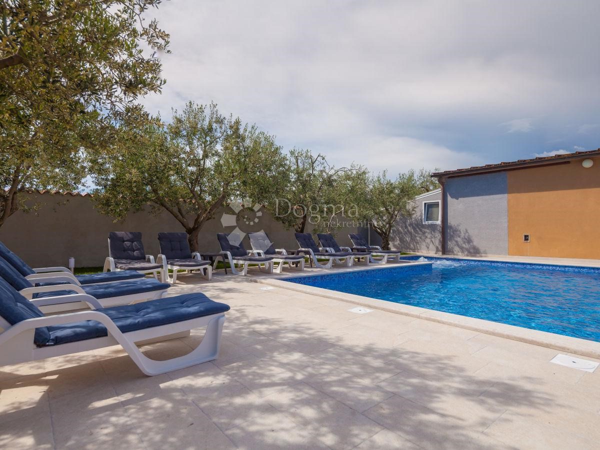 CASA PER 20 PERSONE, PISCINA, SALA, POSIZIONE TOP!