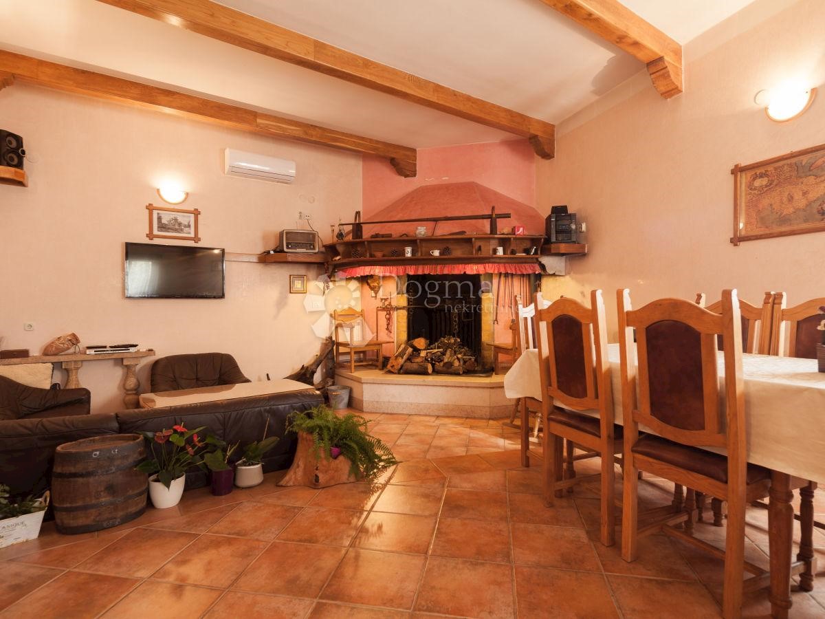 CASA PER 20 PERSONE, PISCINA, SALA, POSIZIONE TOP!