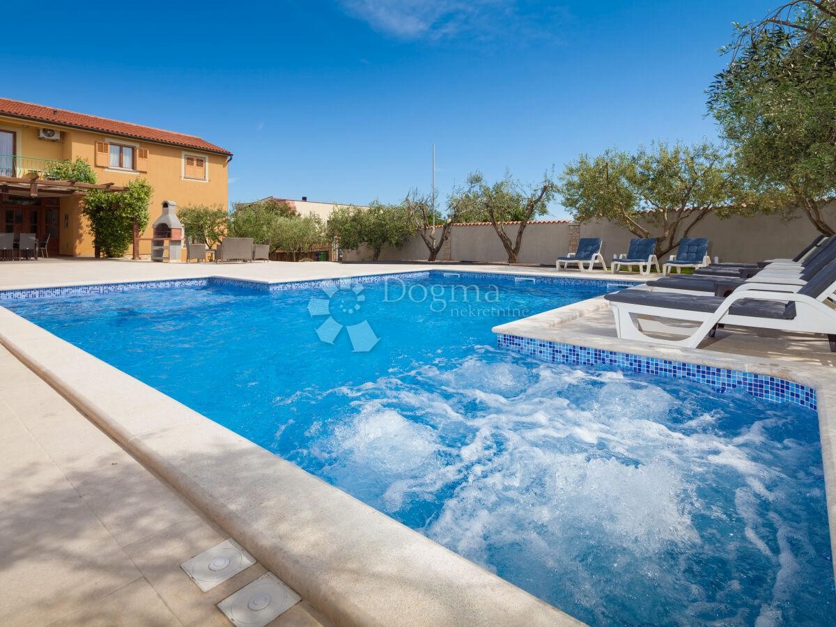 CASA PER 20 PERSONE, PISCINA, SALA, POSIZIONE TOP!