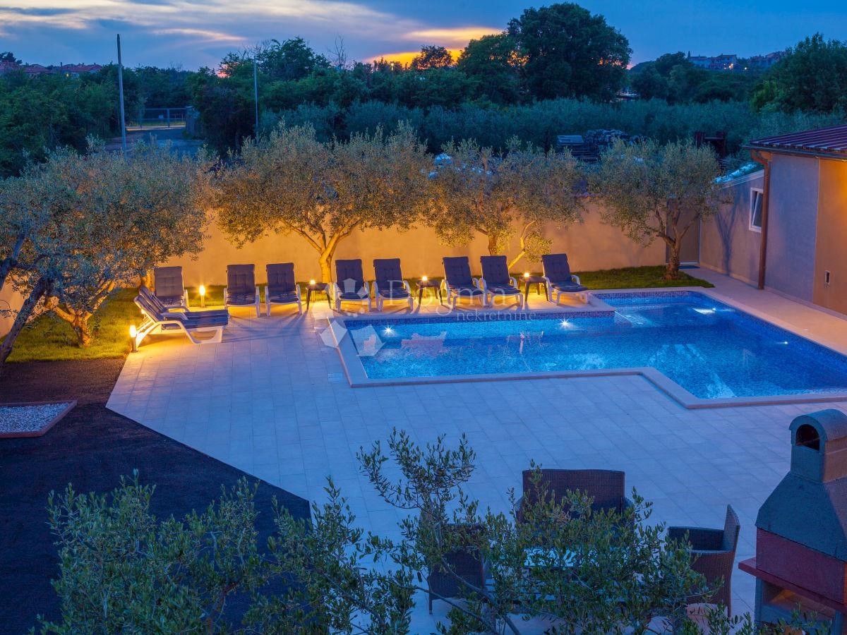 CASA PER 20 PERSONE, PISCINA, SALA, POSIZIONE TOP!
