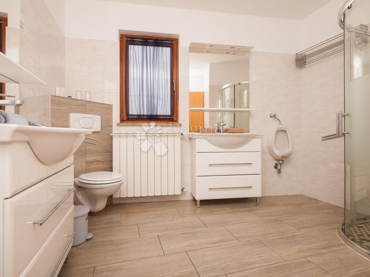 CASA PER 20 PERSONE, PISCINA, SALA, POSIZIONE TOP!