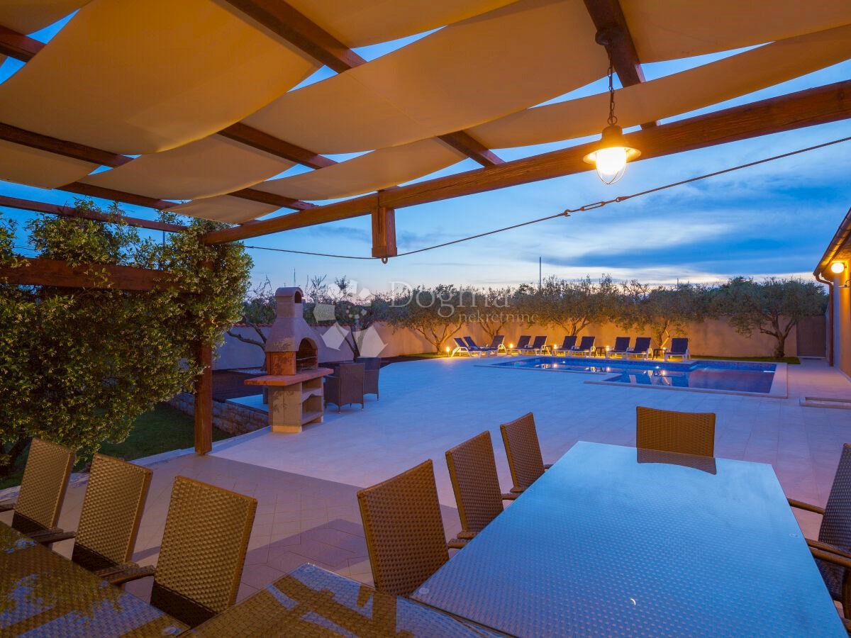 CASA PER 20 PERSONE, PISCINA, SALA, POSIZIONE TOP!