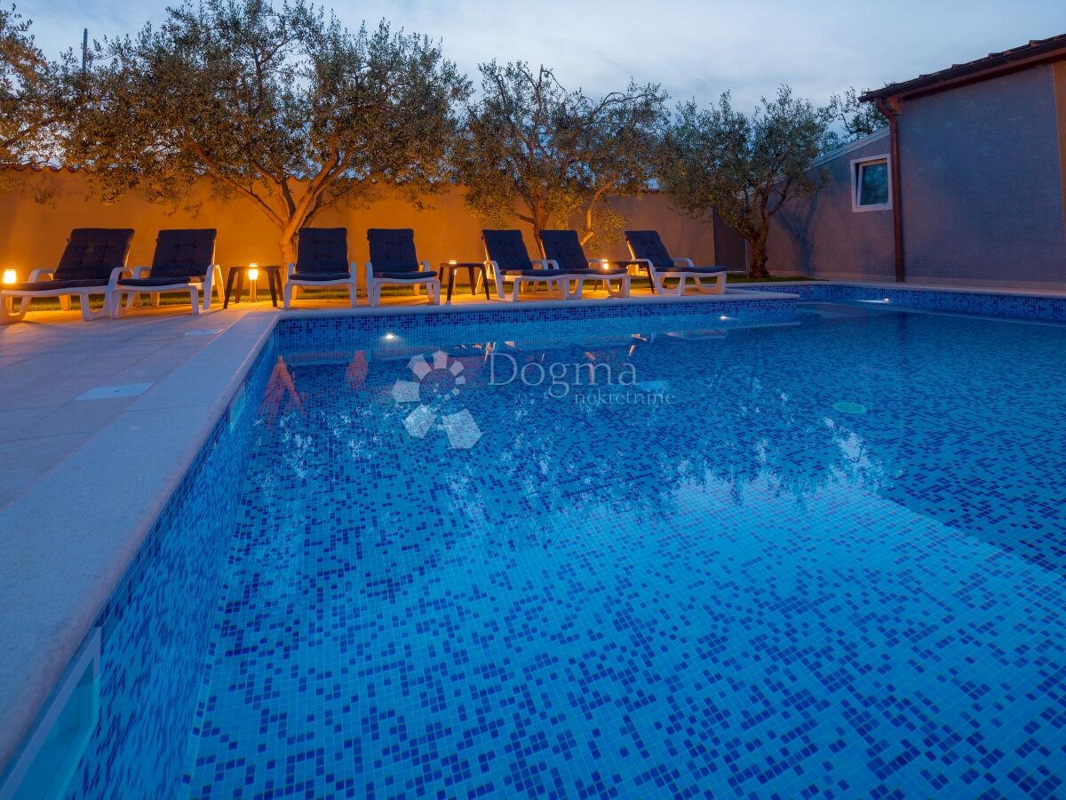CASA PER 20 PERSONE, PISCINA, SALA, POSIZIONE TOP!